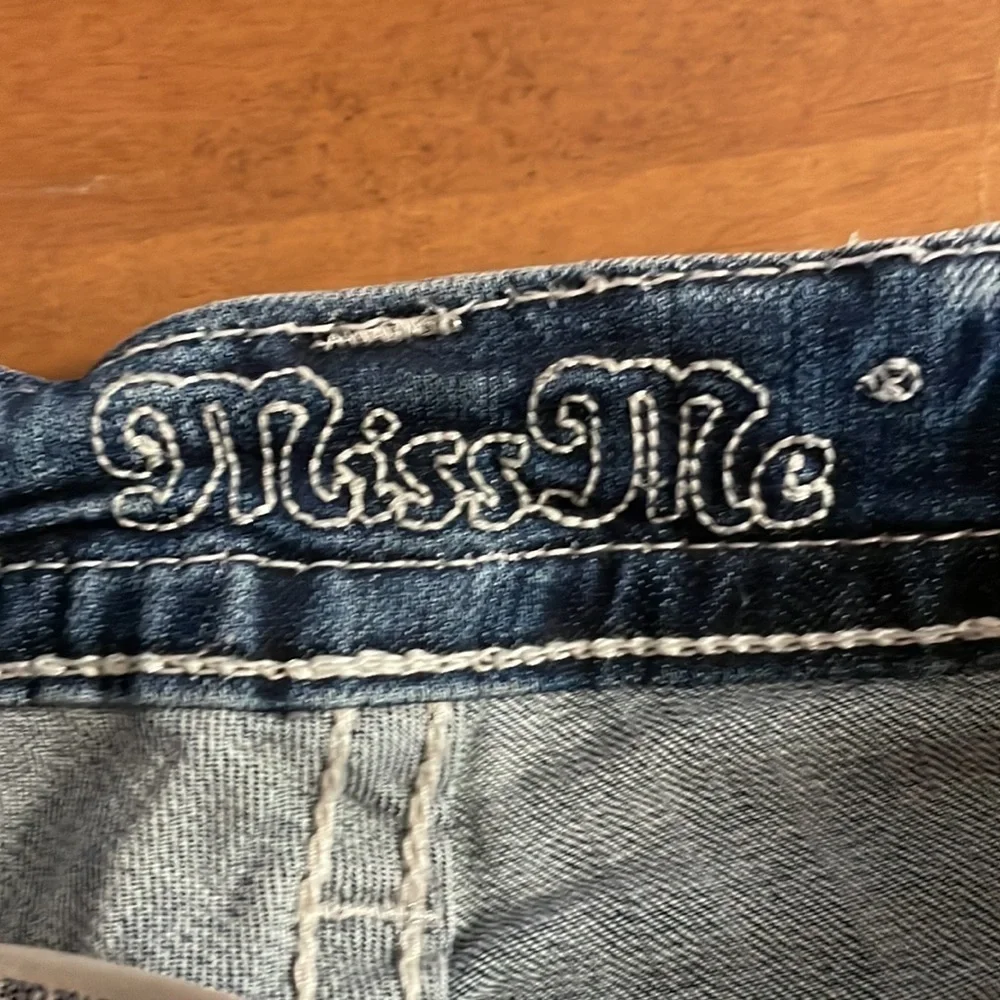 Miss Me Mid Rise Mid Shorts Size 27